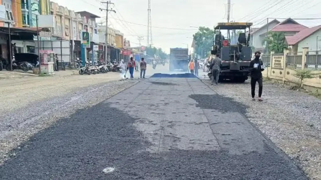 Jalan Rusak di Jantung Kota Meureudu Mulai Diaspal Setelah Advokasi Khalid