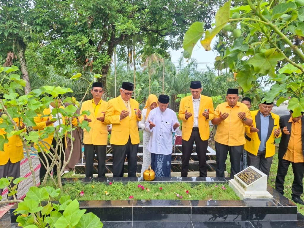 Peringati HUT ke-62 Partai Golkar, DPD II Golkar Aceh Barat Ziarah ke Makam Tokoh-Tokoh Pengurus Terdahulu