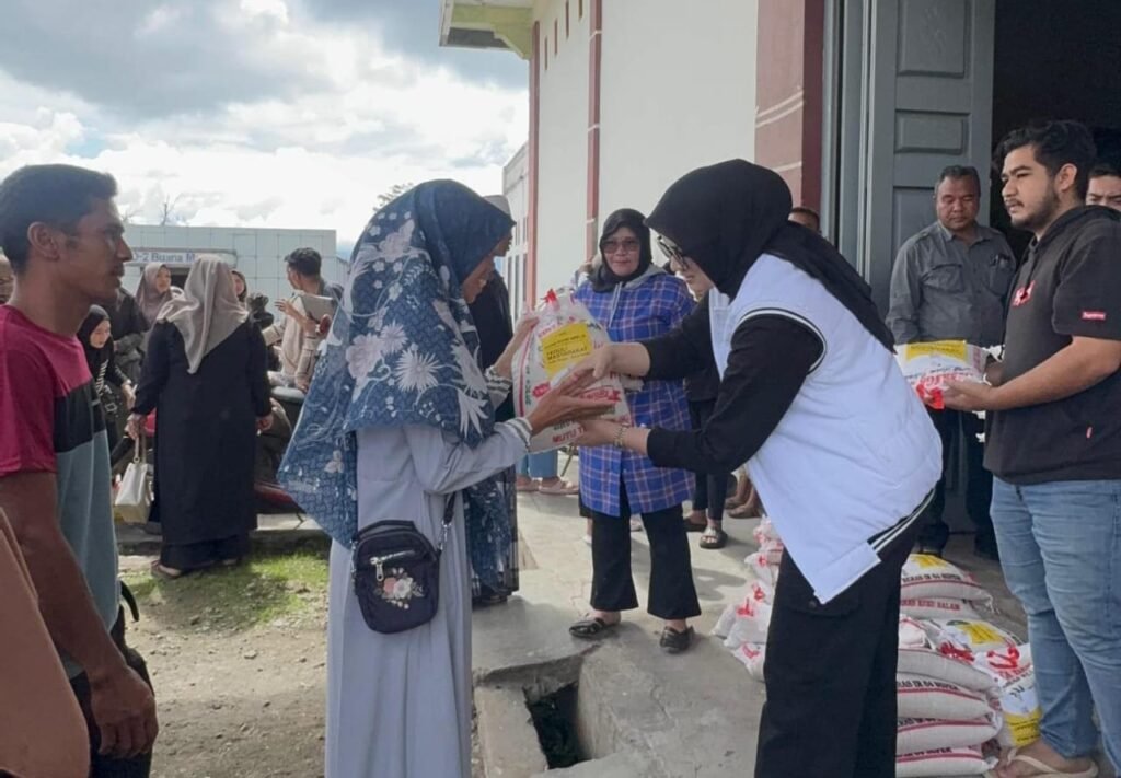 Diana Turun Langsung Bawa 70 Ton Beras Bantuan ke Bener Meriah dan Aceh Tengah