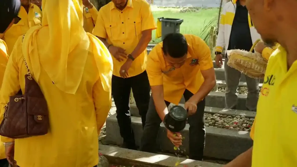 Peringati HUT Ke-62, Pengurus Golkar Aceh Ziarah Makam Pahlawan